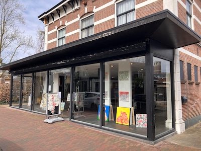 Dit stuurden jullie in: Oeuvre Pieter Boxman te zien in Olst • Jong en oud samen aan tafel tijdens l