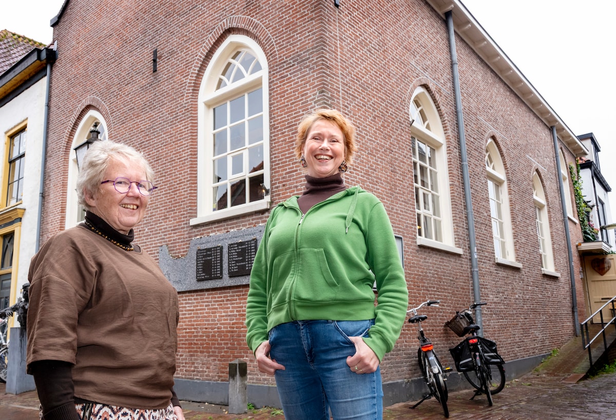 Godelieve Vrijhof (rechts), de nieuwe eigenaar van de Oud Synagoge, doet Matty Moggré van de Stichting Joods Erfgoed een handreiking.
