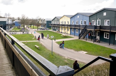 Azc mag dertig jaar blijven in Zeewolde, maar er zijn wel voorwaarden