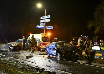 Twee gewonden door botsing in Sibculo, auto’s zwaar beschadigd op kruising