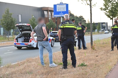 Man (27) uit Lelystad opgepakt na wilde politieachtervolging: gestolen auto meegenomen tijdens proef