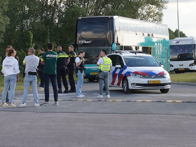 Veldslag langs A1 tussen hooligans Go Ahead en FC Twente vooraf afgesproken : zes verdachten vervolg