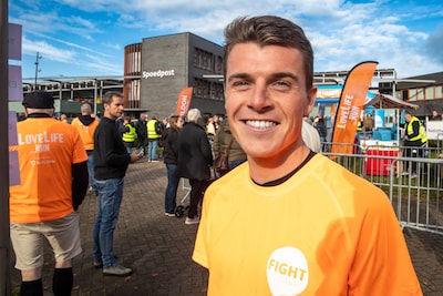 Rowdy (24) overwint kanker en rent nu over finish van bijzonder event bij ziekenhuis: ‘Confronterend