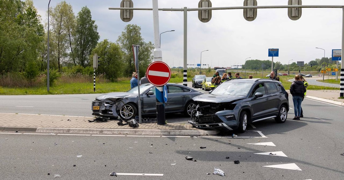 Botsing op afrit A6 bij Almere Poort, één gewonde naar ziekenhuis