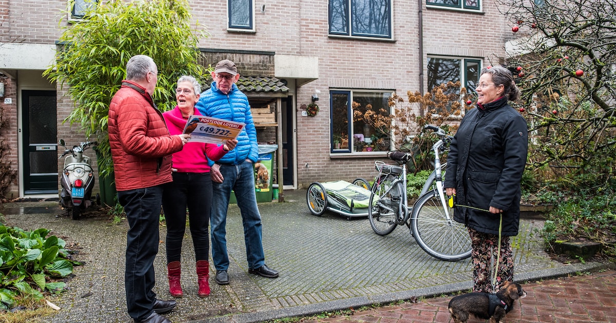 Buren overhandigen geldprijs aan nietsvermoedende Postcode Loterij-winnaars