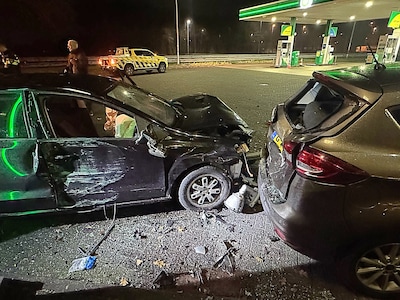 Automobilist ramt andere auto bij BP-tankstation langs A1 in Holten