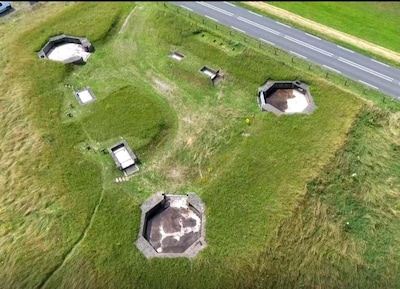 Open dag bij bunker De Terp bij Olst, bezoekers krijgen rondleiding
