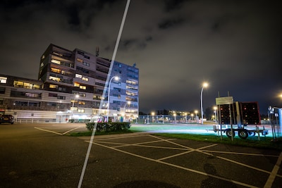Zwolle schakelt fel politiek reclamescherm ’s nachts uit, flatbewoners opgelucht