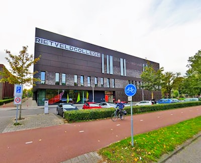 Zwaarbewapende agenten halen klas leeg na valse melding over meisje met vuurwapen: ‘We komen bij van de schrik’