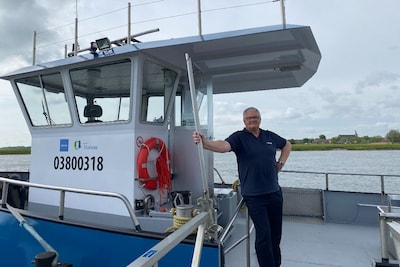 Andries (71) is schipper op het pontje van Zwolle naar Hattem: ‘Het verveelt nooit’