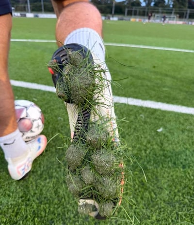 ‘Knetterhard, je krijgt het er amper nog af’: vijf velden direct gesloten, vier voetbalclubs eisen n