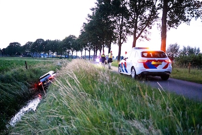 Auto belandt in water langs de H. Remmelinkweg in Drempt, politie treft niemand aan