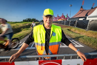 Al 36 jaar op dezelfde kruising: verkeersregelaar Henk is het vertrouwde gezicht van Dicky Woodstock