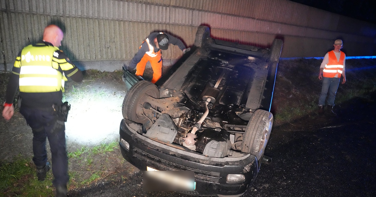 Auto slaat over de kop bij ongeluk op A28 bij Staphorst