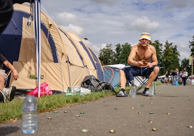 LIVE Lowlands | Wim (51) en zijn maten spelen fanatiek bierspel: ‘Verliezer ligt als eerste onder de