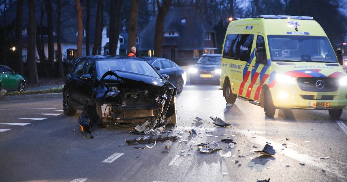 Heel harde klap maar geen gewonden: automobilisten botsen in Oldebroek