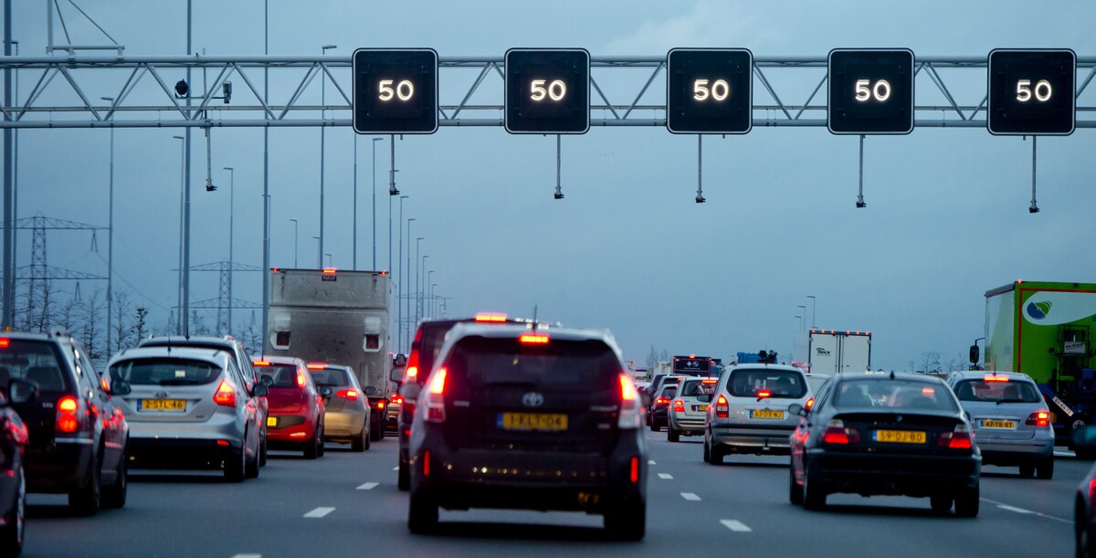 Foto ter illustratie. Matrixborden springen op 50 kilometer per uur, wat vaak duidt op een file.