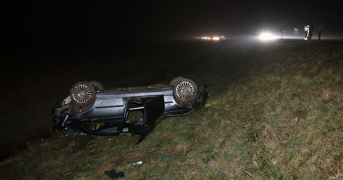 Op de kop naast de A6 bij Emmeloord: een persoon gewond
