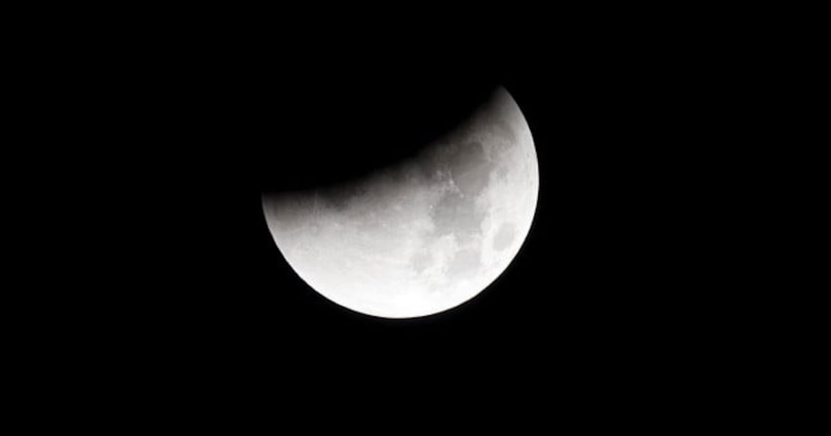 Op deze dag zie je een gedeeltelijke maansverduistering boven Almelo