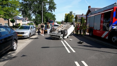 Auto slaat over de kop na botsing aan Van Limburg Stirumstraat in Hoogeveen