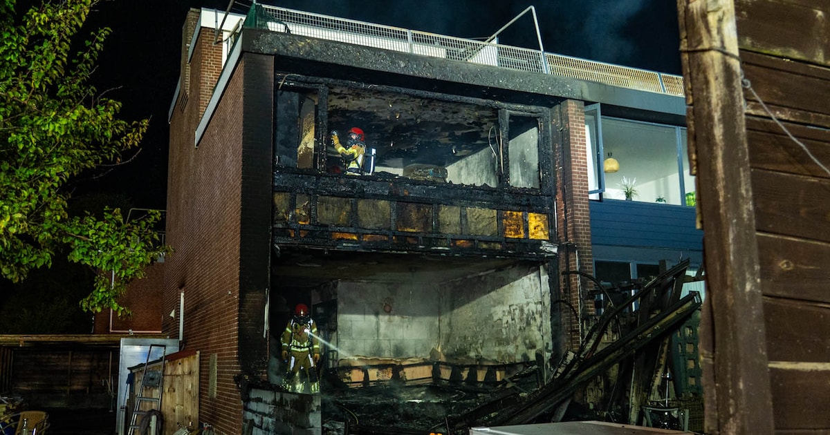 Explosie en brand verwoesten huis in Lelystad, meerdere woningen ontruimd