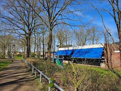 Dit schoolplein in Rijssen hangt vol met camera’s: dit is waarom