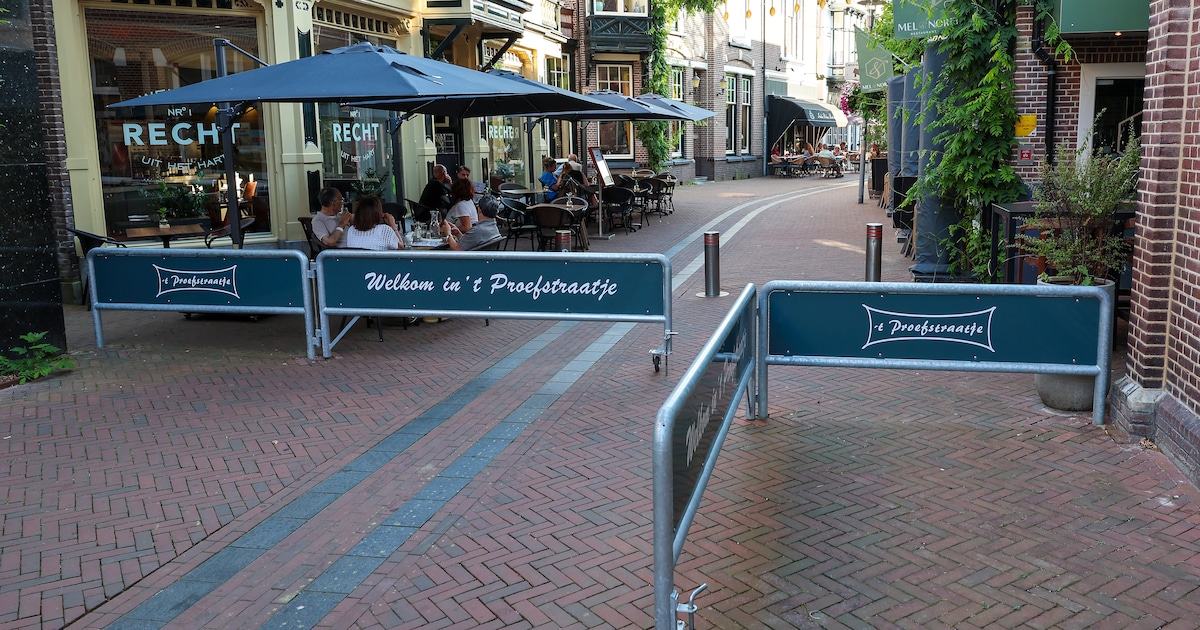 Fietsers stappen af, plantenbakken erbij: zo verandert populaire terrasstraat in Apeldoorn