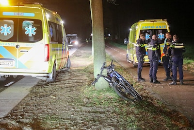 Twee fietsers gewond na botsing op fietspad in Achterveld