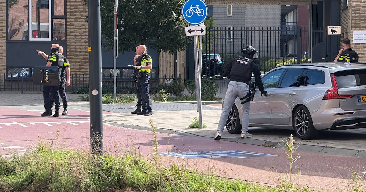 Politie zet deel Deurningerstraat in Enschede af, mogelijk wapen gezien bij conflict tussen twee per