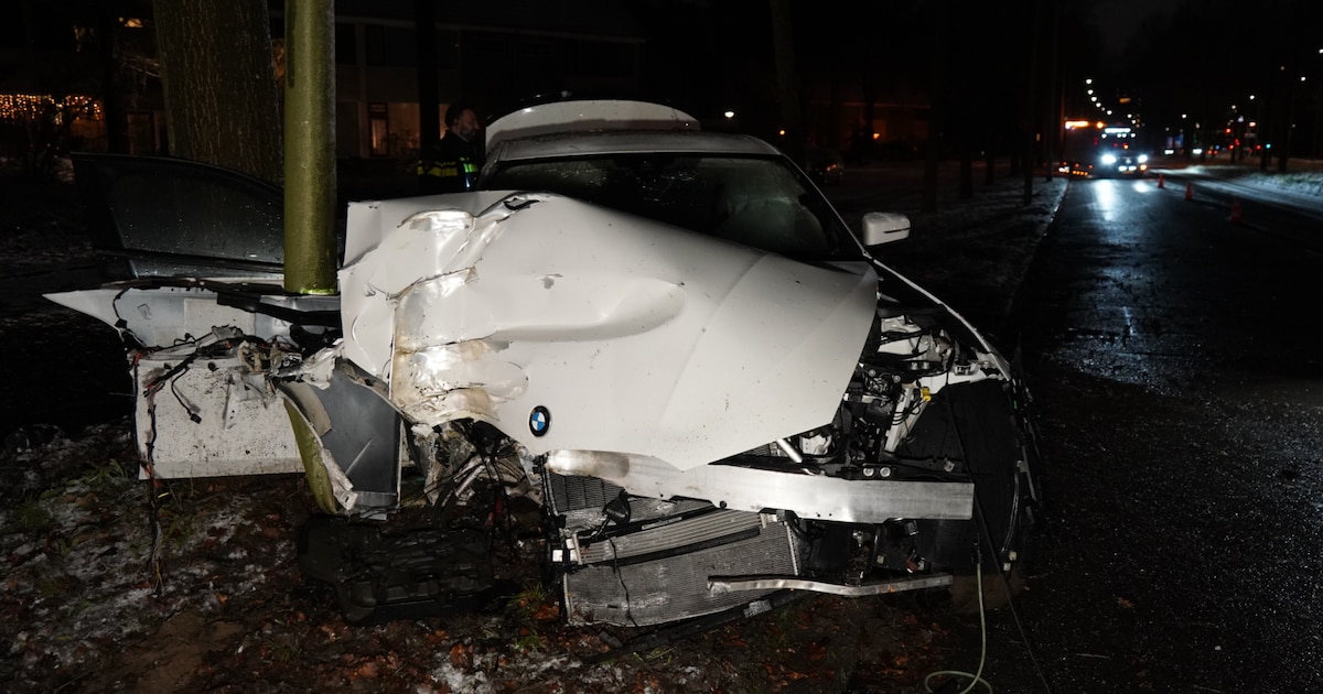 Bestuurder rijdt BMW aan gort in Zwolle en laat telefoon en tasje met geld achter