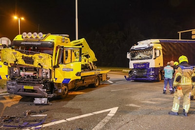 Bergingswagen die kapotte pijlwagen kwam oppikken na ongeluk, later zelf betrokken bij ongeluk op af