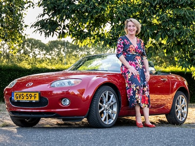 Bij Nicole moet alles rood zijn: van haar lippenstift tot schoenen en dus ook haar rode ‘racebakkie’