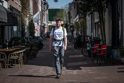 Joeri (33) loopt álle straten van Arnhem in 50 dagen voor kinderen die geen speelgoed hebben: ‘Spele