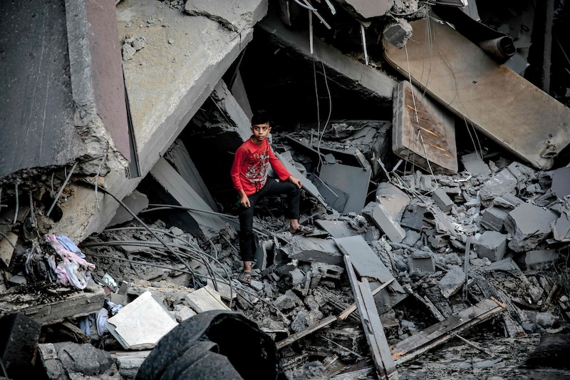 Een kind staat op het puin na bombardementen op Gaza Stad op donderdag.