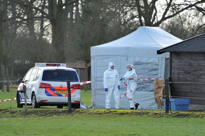 de-boerderij-aan-de-kazerweg-in-wapenveld-is-afgezet-met-roodwitte-linten-op-het-erf-staat-een-witte-tent-om-het-zicht-weg-te-nemen-op-het-levenloze-lichaam-van-de-jonge-man-foto-pim-velthuizen