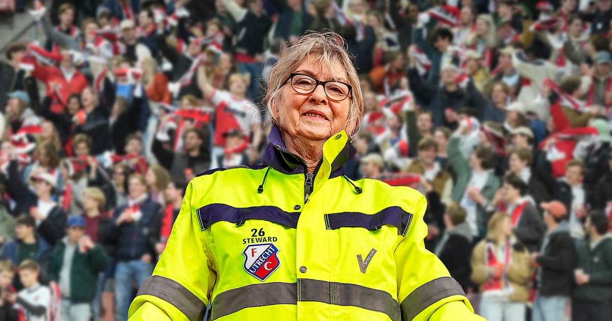 Ria (77) is steward in het voetbal: ‘Ze stoppen dingen op plekken ...