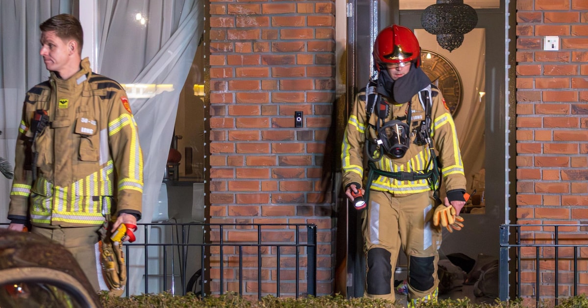 Explosie bij voordeur van woning in Almere, politie doet uitgebreid onderzoek