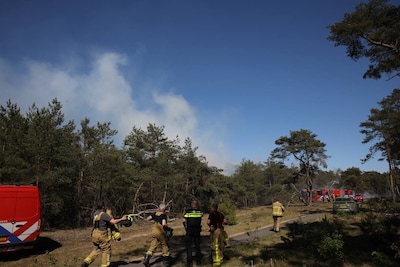 Groot stuk bos in brand in Kootwijk, rookwolken vanaf ver te zien