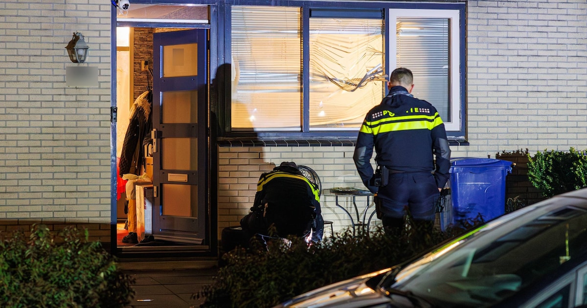 Raam sneuvelt door explosie bij woning in Almere