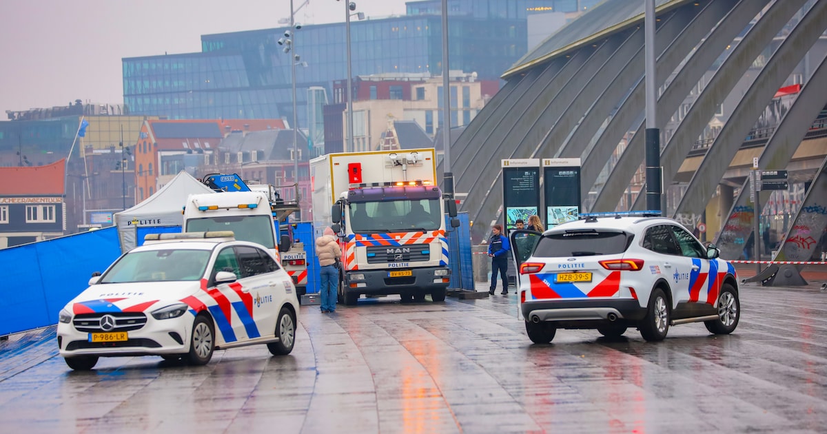 Lichaam van man aangetroffen in het IJ bij Centraal Station in Amsterdam: kade ruim afgezet voor ond