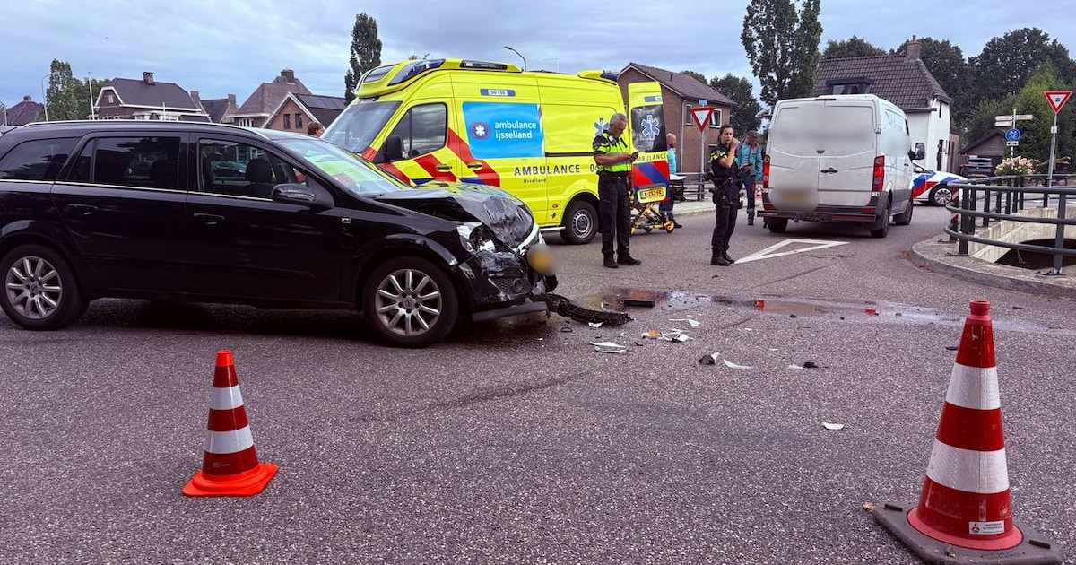 Auto raakt zwaar beschadigd na aanrijding met bestelbus in De Krim