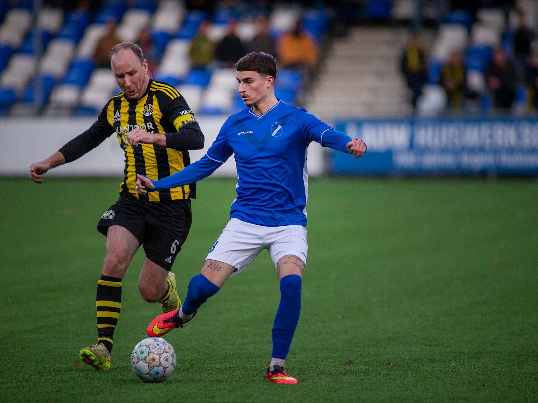 Vier weken na klaplong deelt Milo Oosterhof met AGOVV klap uit in derby: ‘We kunnen nu weer omhoog kijken’