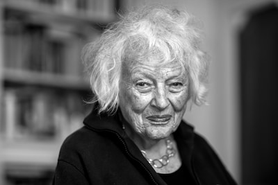 Marjan Berk (1932-2026) maakte de oorlog door in Amersfoort, en dáár begon haar liefde voor lezen en