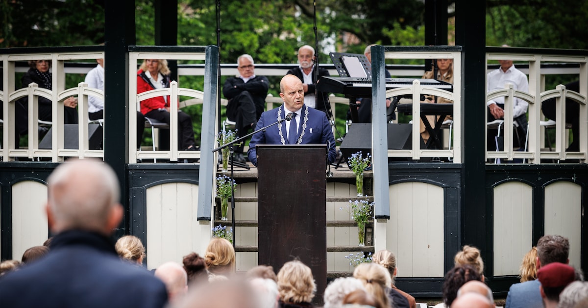 Erik de Groot legt voor het eerst een krans als burgemeester: ‘Herdenken gaat niet alleen over het v