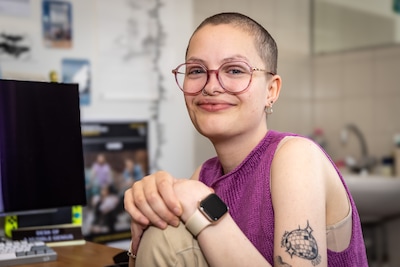 Devi (25) gaat viral met video’s over tourette: ‘Het is niet wie ik ben’