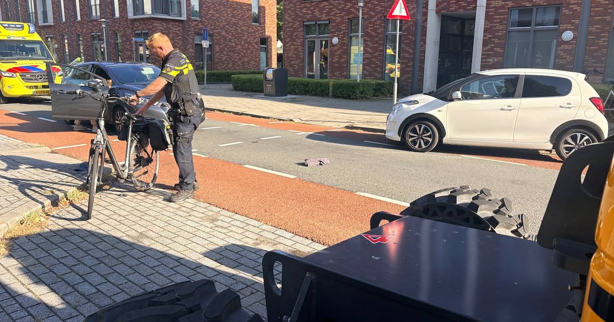 Auto botst tegen fietser op kruising in Hardenberg