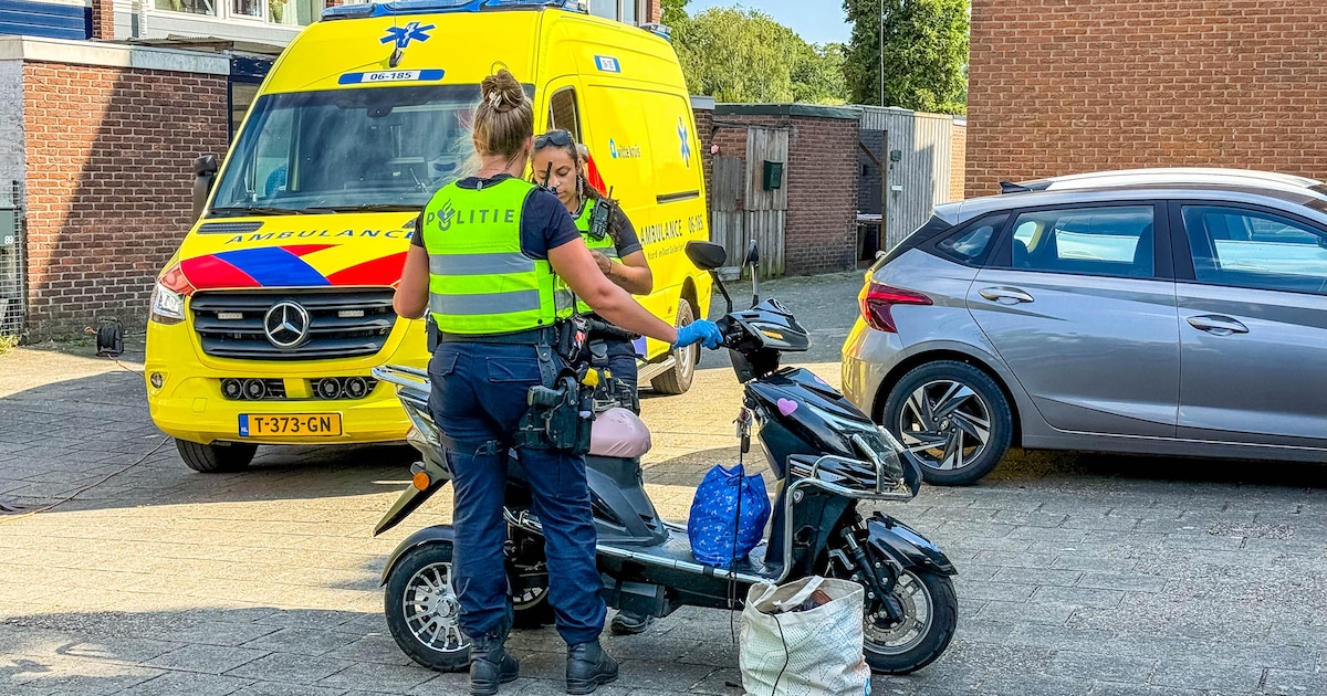 Scootmobiel botst op geparkeerde auto aan Ruys de Beerenbrouckstraat in Apeldoorn