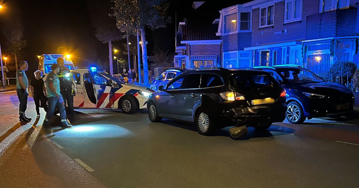 Brokstukken door straat in Deventer, vrouw botst onder invloed op auto’s en wordt aangehouden