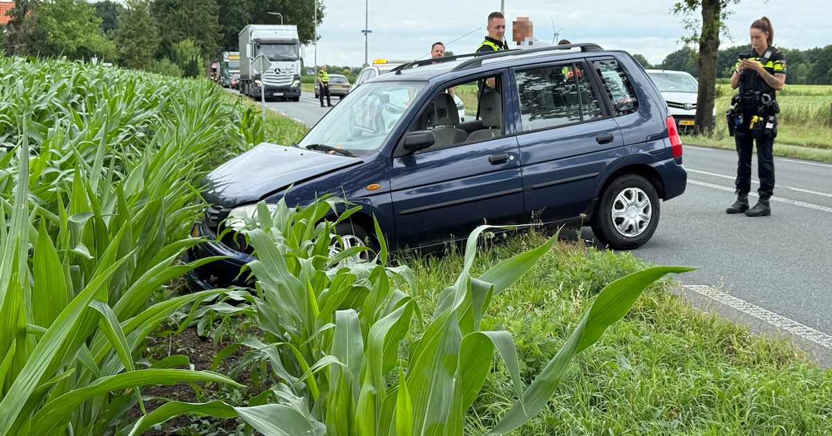 Auto belandt in maisveld in Epse: aanrijding leidt tot veel vertraging op N348.