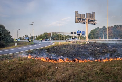 Flink stuk berm in brand op knooppunt Hoevelaken
